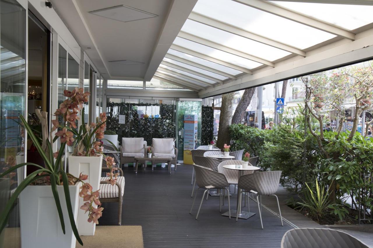 Hotel Mon Pays Riccione Bagian luar foto