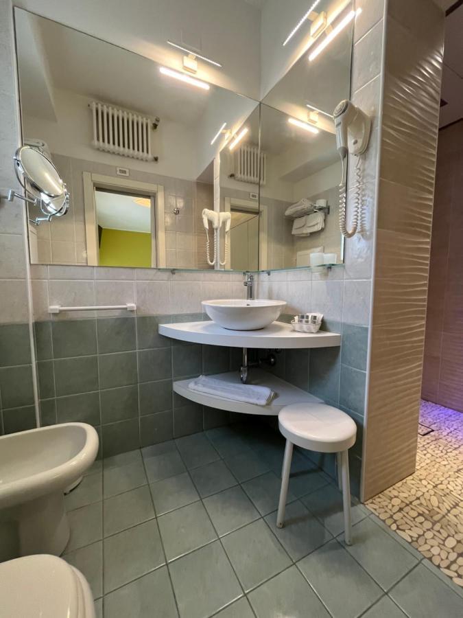 Hotel Mon Pays Riccione Bagian luar foto