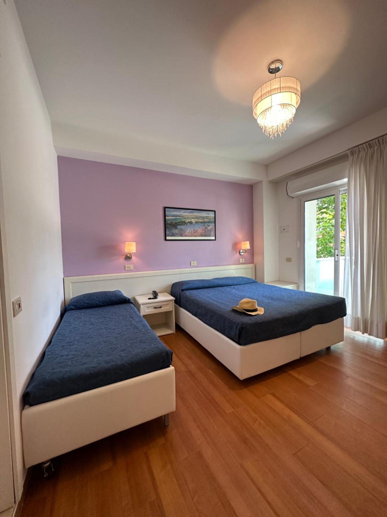 Hotel Mon Pays Riccione Bagian luar foto