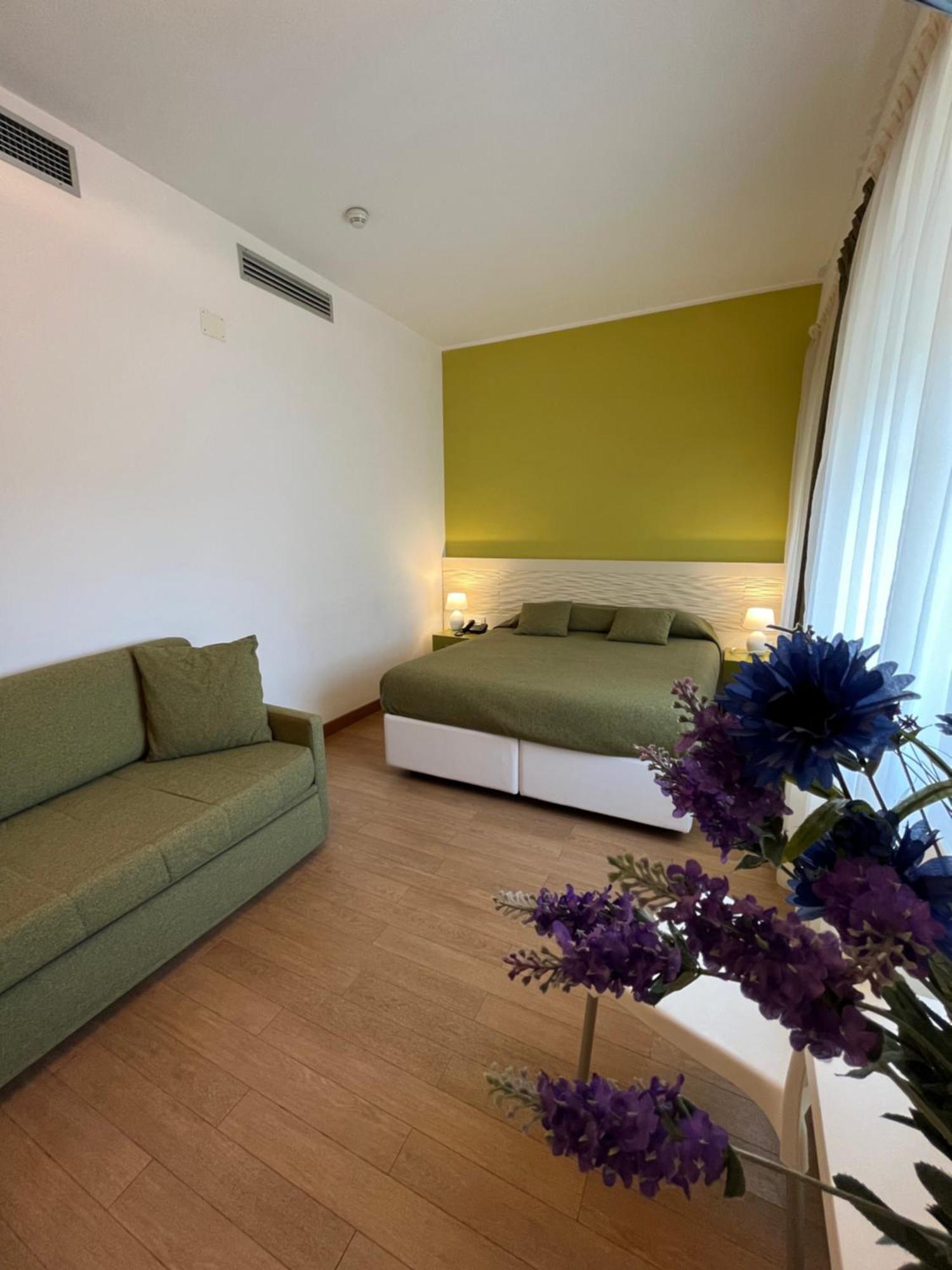 Hotel Mon Pays Riccione Bagian luar foto