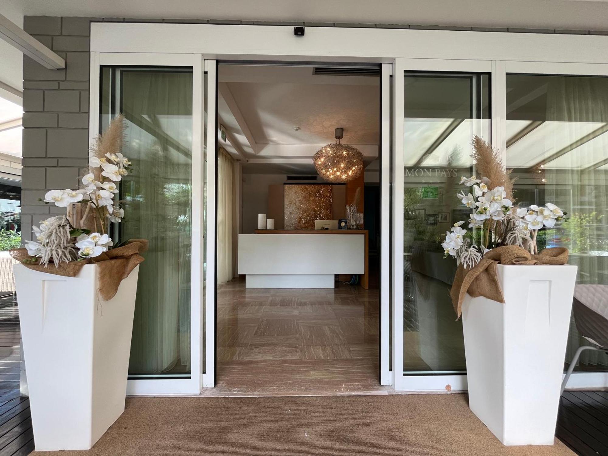 Hotel Mon Pays Riccione Bagian luar foto