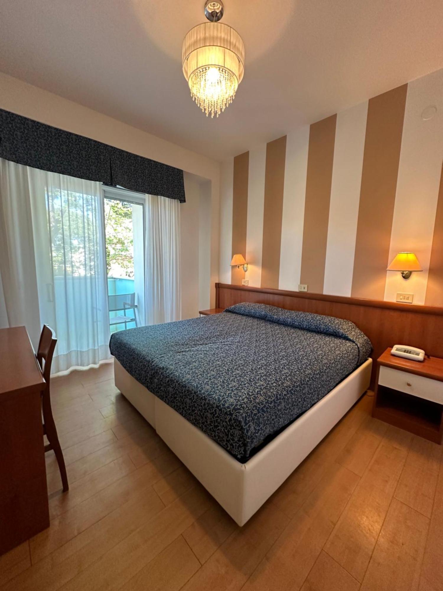 Hotel Mon Pays Riccione Bagian luar foto
