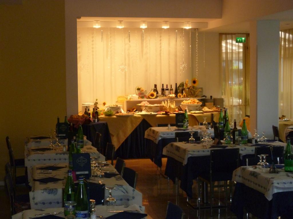 Hotel Mon Pays Riccione Bagian luar foto