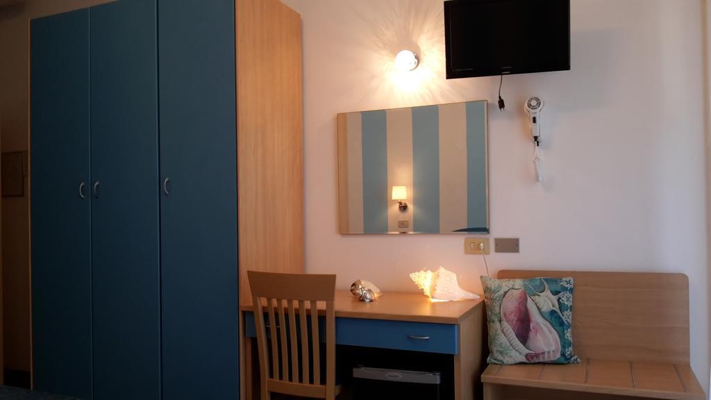Hotel Mon Pays Riccione Bagian luar foto